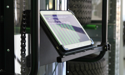 En tablet på en tabletholder til dækstabler, der viser et dækstyring program.
